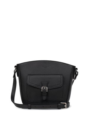 Borsa a tracolla in pelle nera con design strutturato, forma rettangolare, tasca con pattina frontale, accessori in argento e tracolla regolabile.