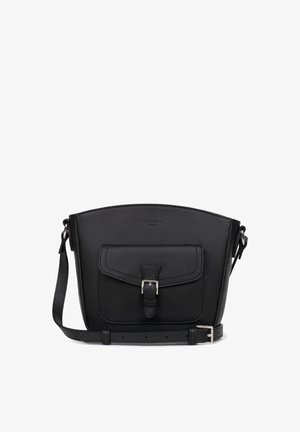 Zwarteleren schoudertas met een gestructureerd ontwerp, rechthoekige vorm, een voorflapzak, zilveren accenten en een verstelbare schouderriem.