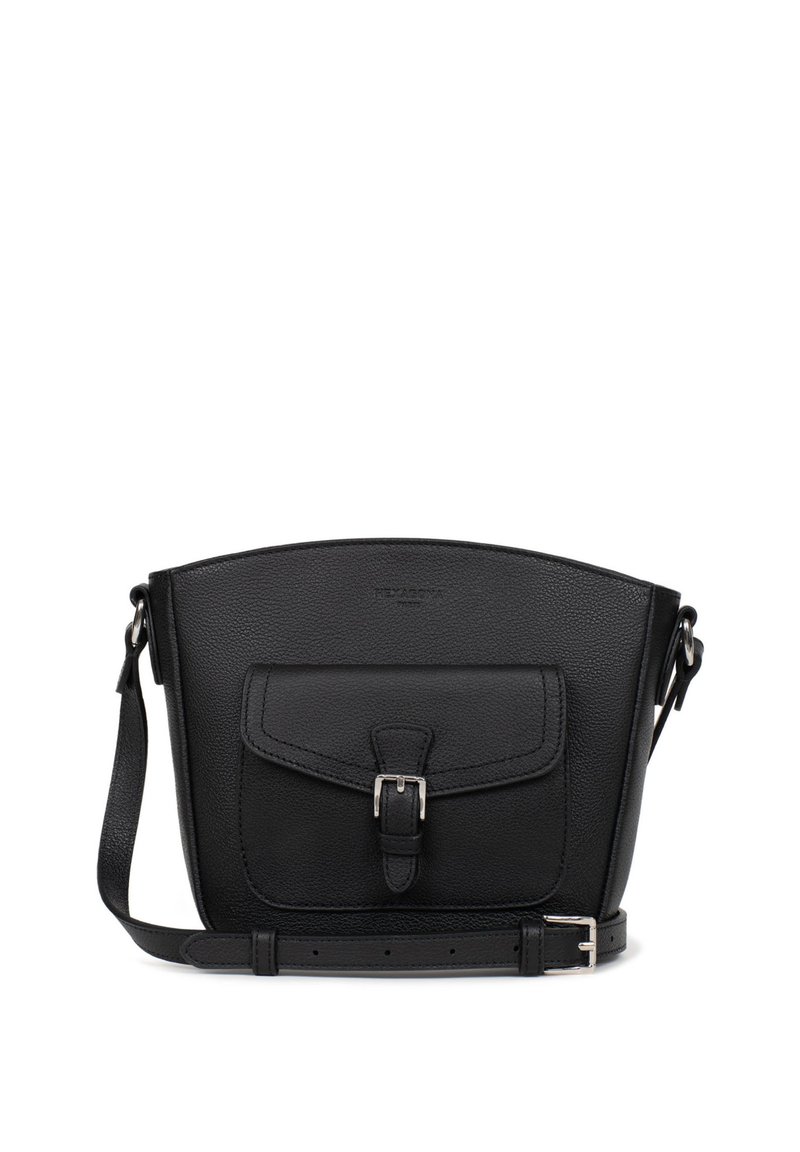 Czarna skórzana torba na ramię o uporządkowanej konstrukcji, prostokątnym kształcie, z przednią kieszenią na klapkę, srebrnymi akcentami i regulowanym paskiem na ramię.