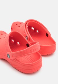 Crocs CLASSIC UNISEX - Clogs - neon watermelon/koralle - Zalando.ch