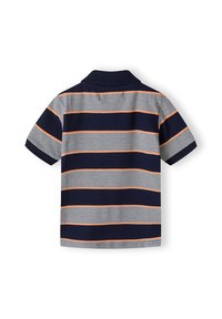 Kortärmad polo skjorta med marinblå, grå och orange horisontella ränder, visad bakifrån på en vit bakgrund.