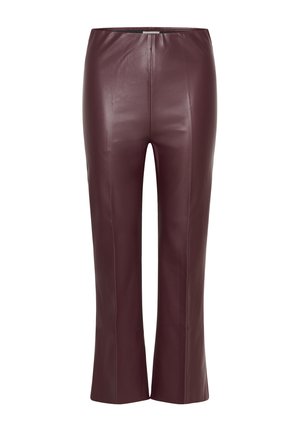 Pantaloni in pelle borgogna con una silhouette aderente, texture liscia e cuciture laterali che creano un design a gamba svasata. Vita elasticizzata per comfort.