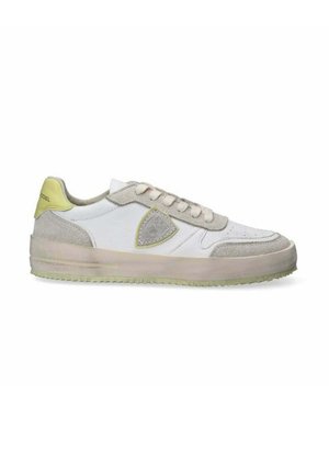 Baskets blanches avec des accents en daim gris, bout arrondi, semelle texturée et un discret onglet de talon jaune néon. Présente un design classique à lacets.