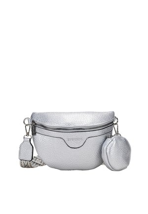 Bolso cruzado de textura plateada con un compartimento principal con cremallera y un pequeño bolsillo extraíble, que cuenta con una correa estampada y herrajes metálicos.