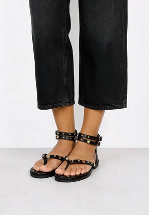 Bosanova, SANDALIAS PLANAS NEGRAS CON TACHUELAS Y DOBLE PULSERA - Sandalias de dedo - black