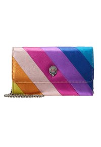 Multikleur leren portemonnee met diagonale strepen in oranje, roze, paars en blauw. Bevat een decoratieve schelp sluiting en een kettingband.