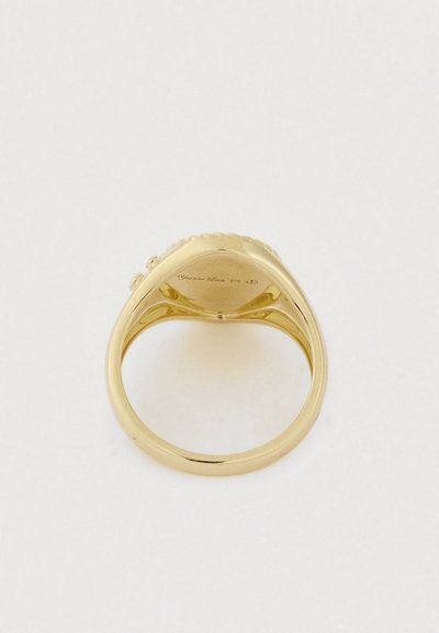 Kultasormus, jossa on sileä, kiillotettu pinta ja laineikaskuvioinen reunus; sisäpuolen kaiverrukset näkyvissä. Pyöreä, kapeneva muoto.