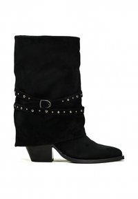 Bottines en daim noir à la coupe décontractée, ornées d'une sangle en stud et d'un petit talon bloc. Texture lisse et bout pointu.