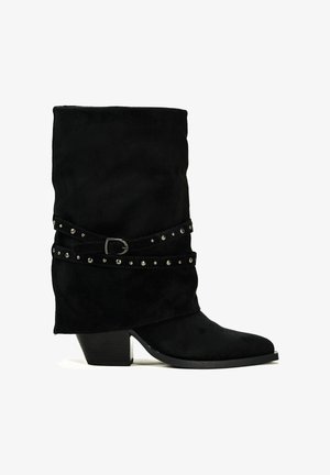 Bottines en daim noir à la coupe décontractée, ornées d'une sangle en stud et d'un petit talon bloc. Texture lisse et bout pointu.