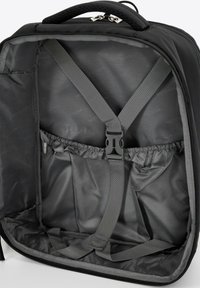 Interno di una borsa da viaggio nera con fodera grigia, dotata di spallacci regolabili, tasche elastiche e texture del tessuto liscia. Chiusura con zip nella parte superiore.