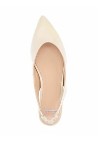Crème-kleurige puntige slingback schoen van glad synthetisch materiaal met een geplooide elastische band bij de hiel. Het interieur heeft een beige voering.