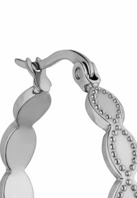 Silberne Creolen mit verbundenen ovalen Formen, die eine polierte Oberfläche und kleine erhobene Perlen entlang der Kanten für zusätzliche Textur aufweisen.