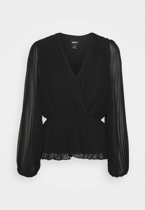 Sort plisseret bluse med v-hals, lange gennemsigtige ærmer og en indsnøret talje for en tætsiddende silhuet. Lavet af let og fløjlsblødt stof.