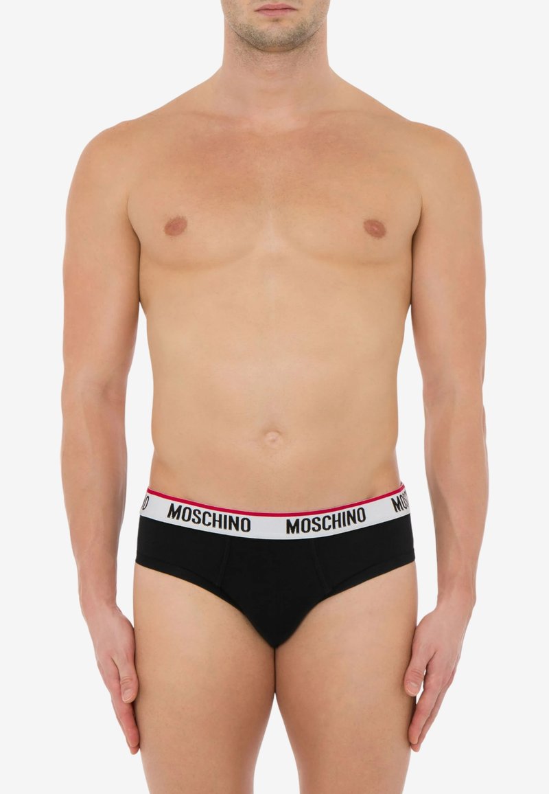 Slip in cotone nero con elastico bianco, caratterizzati da un accento rosso e il logo "MOSCHINO", che offrono una vestibilit�à aderente e un design minimalista.