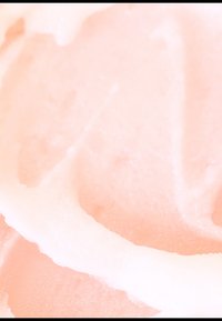 Ljusrosa geléliknande substans med slät textur, som har ett virvlat mönster och en krämig vit detalj.