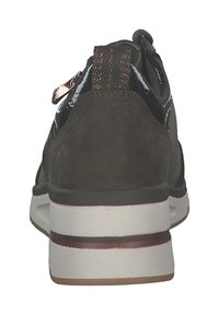 Sneaker in suede grigio scuro e pelle verniciata con suola bianca, lacci in evidenza e hardware decorativo in oro rosa sul retro.