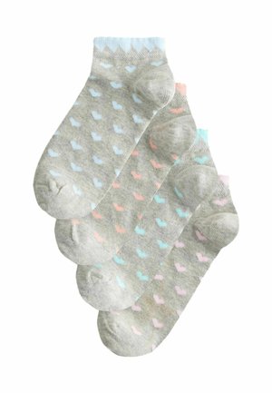 Fire par lysegrå ankelsokker med små, pastelfarvede hjerte-mønstre i blå, pink og koral nuancer.