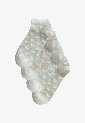 Négy pár világosszürke bokazokni apró pasztellszínekben kék, rózsaszín és korall szívmintákkal.