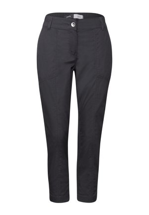 Pantalones negros recortados con una textura suave, que presentan un cierre de botón, una cinturilla estándar y bolsillos laterales con sutiles detalles de costura.