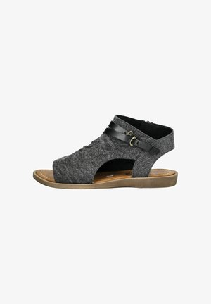 Sandal s otevřenou špičkou, šedým textilním svrškem, černými koženými popruhy, akcentem v podobě přezky a světle hnědou podrážkou. Obsahuje boční výřezy pro prodyšnost.