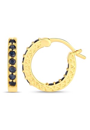 Goldene Creolen mit blauen Edelsteinen in einem glatten, runden Design. Die Oberfläche hat ein strukturiertes Muster mit kleinen dreieckigen Akzenten.