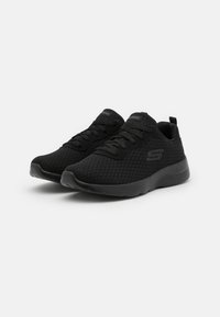 Zapatillas deportivas negras con una parte superior de malla texturizada, diseño con cordones, cuello acolchado y suela de goma lisa. Marca minimalista en el costado.