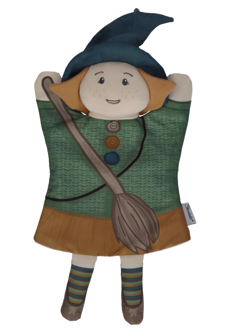 Poupée en peluche avec un haut à motifs verts, une jupe marron et un chapeau bleu. Elle possède un balai et des chaussettes rayées. Tissu doux, traits du visage ronds.