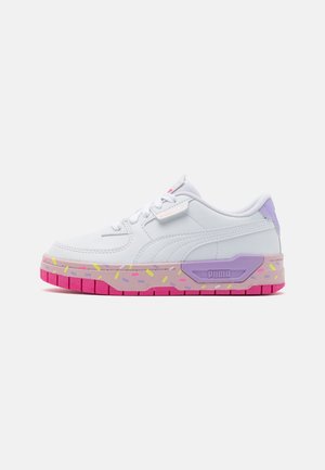 Sneaker bianca low-top con suola intermedia decorata da un motivo a coriandoli rosa, viola e gialli e suola esterna di un intenso rosa, con il logo Puma sul lato.
