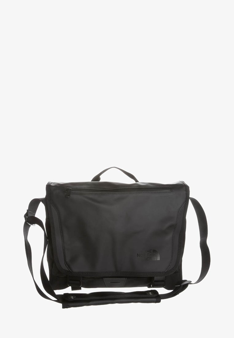 Zwarte North Face schoudertas met verstelbare schouderriem, bovenhandgreep, voorzak met rits en klepafsluiting met gespen.