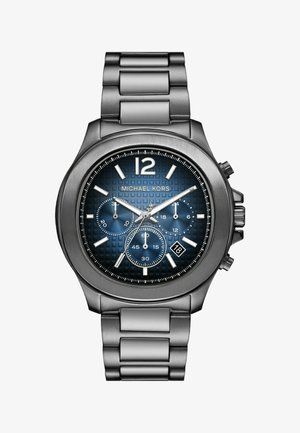 Reloj cronógrafo Michael Kors con un dial texturizado azul, acentos plateados, pulsera de acero inoxidable y visualizador de fecha a las 6 en punto.