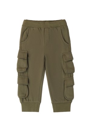 Pantaloni cargo verde oliva realizzati in tessuto morbido, con ampie tasche laterali e polsini a coste per una vestibilità sicura.