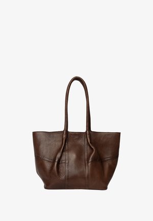 Borsa tote in pelle marrone con due manici lunghi e una texture morbida, leggermente stropicciata, mostrata su uno sfondo bianco.