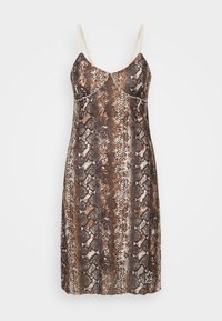 Hnědá šaty ze vzoru hadí kůže s tenkými béžovými ramínky a přiléhavým střihem. Obsahuje jemné švy a malé logo v dolním rohu.