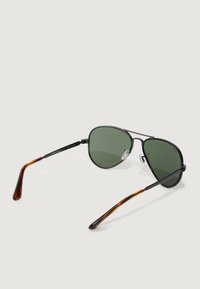 Occhiali da sole aviator con lenti verdi, montatura in metallo nera e dettagli in tartaruga marrone sulle aste. Presentano cuscinetti nasali regolabili.