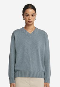 Hellblaues, weiches Strickpullover mit V-Ausschnitt, geripptem Saum und langen Ärmeln. Bietet eine lockere Passform und eine subtile Textur.