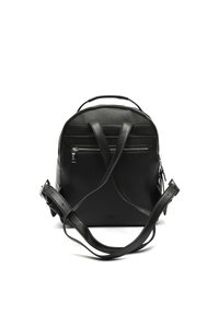 Schwarzer Leder-Rucksack mit runder Form, Hauptfach mit Reißverschluss, verstellbaren Trägern und einer vorderen Tasche mit Reißverschluss.