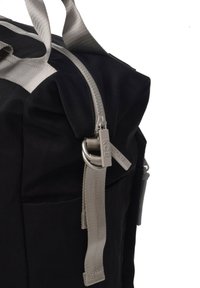 Bolsa negra con acentos y cremallera plateados. Cuenta con un tejido resistente, asas dobles para llevar y una etiqueta de logo prominente en el tirador de la cremallera.