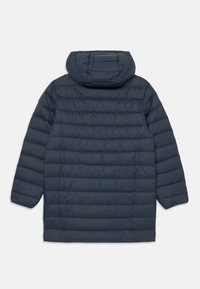 Veste rembourrée bleu foncé avec un quilting horizontal, une capuche et des manches longues. Fabriquée en matériau synthétique, elle présente une texture lisse et une coupe décontractée.