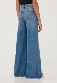 Terranova WIDE LEG CON STRAPPI - Jeans a zampa - blu denim medio