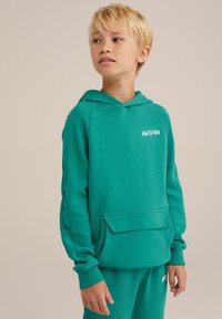 Hoodie turquoise en tissu doux, avec une poche frontale, une capuche à cordon et un logo blanc. Texture lisse avec des poignets côtelés.