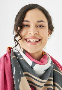 Écharpe multicolore avec une base grise ornée de motifs abstraits en beige et noir, bordée de coutures roses et jaunes pour plus de détails.