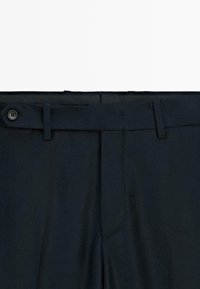 Zwarte broek met een gladde textuur, voorzien van een knoopsluiting, riemlussen en subtiele stikdetails bij de taille en zakken.