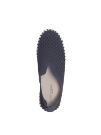 Navyblauwe instappers met een gestructureerde rubberen bovenkant, voorzien van een geschulpte patroon, een beige binnenzool en een witte gestreepte buitenzool voor grip.