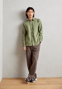 Esprit SOLID SHIRT REGULAR FIT - Marškiniai - light khaki