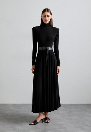 Norma Kamali SHOULDER PAD TURTLE FLARED DRESS TO MIDCALF - Jerseykjole - black