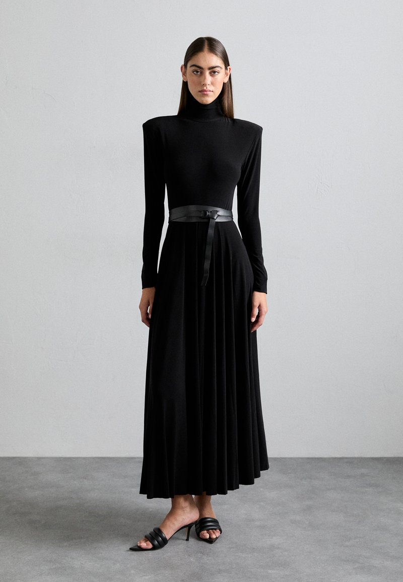 Norma Kamali SHOULDER PAD TURTLE FLARED DRESS TO MIDCALF - Džersejové šaty - black