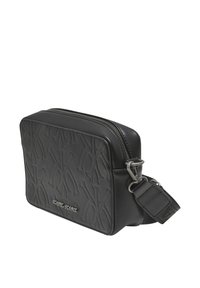 Bolso bandolera de cuero negro con un patrón de logotipo en relieve, cierre con cremallera y correa ajustable con detalles de herrajes metálicos.