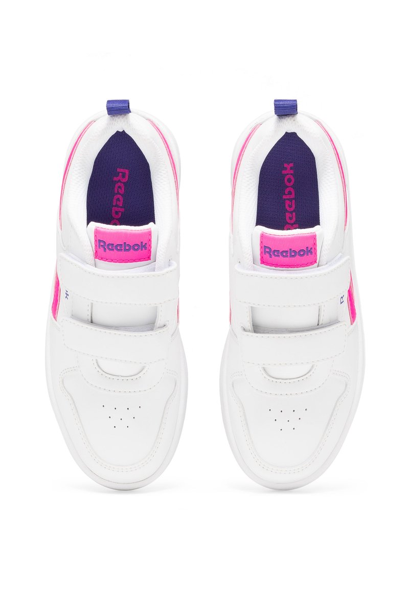 Scarpe sportive bianche con accenti rosa e viola, dotate di una tomaia sintetica liscia, fasce in Velcro e punta perforata per la ventilazione.