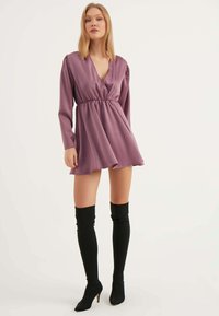 Herita V-neck Satin Dress - Freizeitkleid - pink