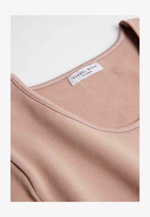 Top sin mangas de color rosa claro con escote redondeado, fabricado en una tela suave. La etiqueta dice “YSABEL MORA PARA MUJERES.” Detalles de costura mínimos.